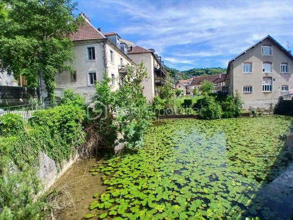 Laissez vous séduire pour cet appartement type 3 neuf en cours de finitions, situé au premier étage, dans un ancien immeuble restauré, idéalement situé à proximité du doubs, pour pouvoir faire des ballades, jogging, vélo, et le privilège de pouvoir aller au centre-ville à pied ou à vélo!!!!
Imaginez vous.....dans cet appartement qui vous propose: une entrée avec une porte blindée, votre pièce de vie cuisine sur séjour-salon spacieux avec un accès sur une grande terrasse et sa vue sur le doubs , deux chambres , un cabinet de toilette avec lave-main, une salle d'eau équipée avec une douche.
Votre appartement possède un chauffage en aérothermie+ clim réversible en basse consommation, des prestations et finitions de qualité,une place de parking privative, frais de notaire réduit, honoraires inclus charge vendeur.
Attention, les photos des communs sont de 2022, vente de la première tranche d'appartements, pour avoir un visuel des communs terminé.
Votre nouvel espace de vie vous attend!!!