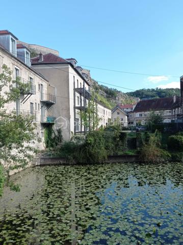 Laissez vous séduire pour cet appartement type 3 neuf en cours de finitions, situé au premier étage, dans un ancien immeuble restauré, idéalement situé à proximité du doubs, pour pouvoir faire des ballades, jogging, vélo, et le privilège de pouvoir aller au centre-ville à pied ou à vélo!!!!
Imaginez vous.....dans cet appartement qui vous propose: une entrée avec une porte blindée, votre pièce de vie cuisine sur séjour-salon spacieux avec un accès sur une grande terrasse et sa vue sur le doubs , deux chambres , un cabinet de toilette avec lave-main, une salle d'eau équipée avec une douche.
Votre appartement possède un chauffage en aérothermie+ clim réversible en basse consommation, des prestations et finitions de qualité,une place de parking privative, frais de notaire réduit, honoraires inclus charge vendeur.
Attention, les photos des communs sont de 2022, vente de la première tranche d'appartements, pour avoir un visuel des communs terminé.
Votre nouvel espace de vie vous attend!!!