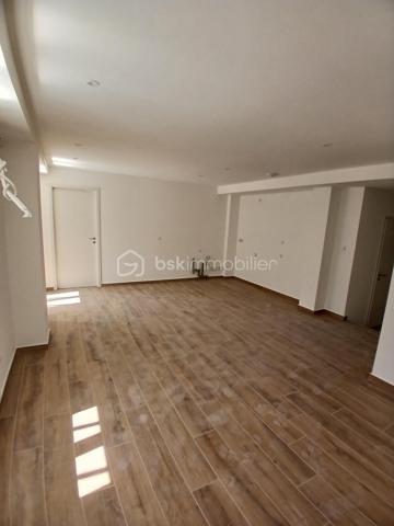 Laissez vous séduire pour cet appartement type 3 neuf en cours de finitions, situé au premier étage, dans un ancien immeuble restauré, idéalement situé à proximité du doubs, pour pouvoir faire des ballades, jogging, vélo, et le privilège de pouvoir aller au centre-ville à pied ou à vélo!!!!
Imaginez vous.....dans cet appartement qui vous propose: une entrée avec une porte blindée, votre pièce de vie cuisine sur séjour-salon spacieux avec un accès sur une grande terrasse et sa vue sur le doubs , deux chambres , un cabinet de toilette avec lave-main, une salle d'eau équipée avec une douche.
Votre appartement possède un chauffage en aérothermie+ clim réversible en basse consommation, des prestations et finitions de qualité,une place de parking privative, frais de notaire réduit, honoraires inclus charge vendeur.
Attention, les photos des communs sont de 2022, vente de la première tranche d'appartements, pour avoir un visuel des communs terminé.
Votre nouvel espace de vie vous attend!!!