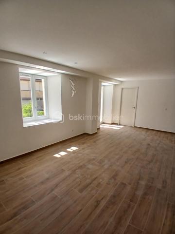 Laissez vous séduire pour cet appartement type 3 neuf en cours de finitions, situé au premier étage, dans un ancien immeuble restauré, idéalement situé à proximité du doubs, pour pouvoir faire des ballades, jogging, vélo, et le privilège de pouvoir aller au centre-ville à pied ou à vélo!!!!
Imaginez vous.....dans cet appartement qui vous propose: une entrée avec une porte blindée, votre pièce de vie cuisine sur séjour-salon spacieux avec un accès sur une grande terrasse et sa vue sur le doubs , deux chambres , un cabinet de toilette avec lave-main, une salle d'eau équipée avec une douche.
Votre appartement possède un chauffage en aérothermie+ clim réversible en basse consommation, des prestations et finitions de qualité,une place de parking privative, frais de notaire réduit, honoraires inclus charge vendeur.
Attention, les photos des communs sont de 2022, vente de la première tranche d'appartements, pour avoir un visuel des communs terminé.
Votre nouvel espace de vie vous attend!!!