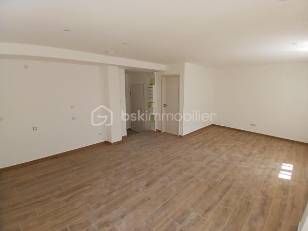 Laissez vous séduire pour cet appartement type 3 neuf en cours de finitions, situé au premier étage, dans un ancien immeuble restauré, idéalement situé à proximité du doubs, pour pouvoir faire des ballades, jogging, vélo, et le privilège de pouvoir aller au centre-ville à pied ou à vélo!!!!
Imaginez vous.....dans cet appartement qui vous propose: une entrée avec une porte blindée, votre pièce de vie cuisine sur séjour-salon spacieux avec un accès sur une grande terrasse et sa vue sur le doubs , deux chambres , un cabinet de toilette avec lave-main, une salle d'eau équipée avec une douche.
Votre appartement possède un chauffage en aérothermie+ clim réversible en basse consommation, des prestations et finitions de qualité,une place de parking privative, frais de notaire réduit, honoraires inclus charge vendeur.
Attention, les photos des communs sont de 2022, vente de la première tranche d'appartements, pour avoir un visuel des communs terminé.
Votre nouvel espace de vie vous attend!!!
