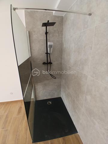 Laissez vous séduire pour cet appartement type 3 neuf en cours de finitions, situé au premier étage, dans un ancien immeuble restauré, idéalement situé à proximité du doubs, pour pouvoir faire des ballades, jogging, vélo, et le privilège de pouvoir aller au centre-ville à pied ou à vélo!!!!
Imaginez vous.....dans cet appartement qui vous propose: une entrée avec une porte blindée, votre pièce de vie cuisine sur séjour-salon spacieux avec un accès sur une grande terrasse et sa vue sur le doubs , deux chambres , un cabinet de toilette avec lave-main, une salle d'eau équipée avec une douche.
Votre appartement possède un chauffage en aérothermie+ clim réversible en basse consommation, des prestations et finitions de qualité,une place de parking privative, frais de notaire réduit, honoraires inclus charge vendeur.
Attention, les photos des communs sont de 2022, vente de la première tranche d'appartements, pour avoir un visuel des communs terminé.
Votre nouvel espace de vie vous attend!!!