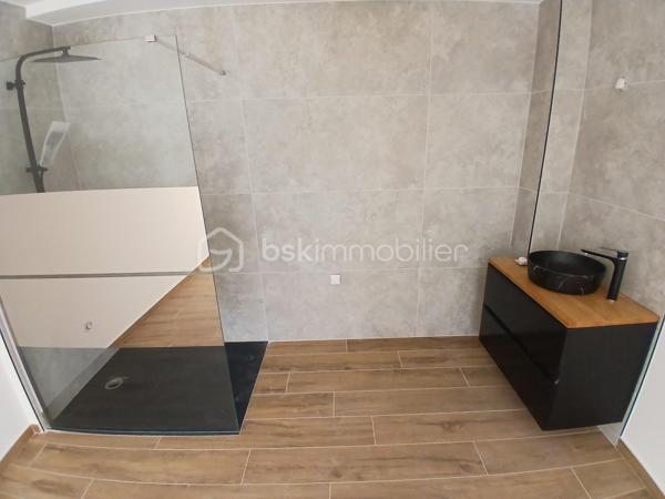 Laissez vous séduire pour cet appartement type 3 neuf en cours de finitions, situé au premier étage, dans un ancien immeuble restauré, idéalement situé à proximité du doubs, pour pouvoir faire des ballades, jogging, vélo, et le privilège de pouvoir aller au centre-ville à pied ou à vélo!!!!
Imaginez vous.....dans cet appartement qui vous propose: une entrée avec une porte blindée, votre pièce de vie cuisine sur séjour-salon spacieux avec un accès sur une grande terrasse et sa vue sur le doubs , deux chambres , un cabinet de toilette avec lave-main, une salle d'eau équipée avec une douche.
Votre appartement possède un chauffage en aérothermie+ clim réversible en basse consommation, des prestations et finitions de qualité,une place de parking privative, frais de notaire réduit, honoraires inclus charge vendeur.
Attention, les photos des communs sont de 2022, vente de la première tranche d'appartements, pour avoir un visuel des communs terminé.
Votre nouvel espace de vie vous attend!!!
