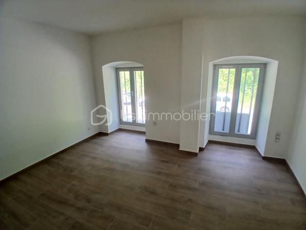Laissez vous séduire pour cet appartement type 3 neuf en cours de finitions, situé au premier étage, dans un ancien immeuble restauré, idéalement situé à proximité du doubs, pour pouvoir faire des ballades, jogging, vélo, et le privilège de pouvoir aller au centre-ville à pied ou à vélo!!!!
Imaginez vous.....dans cet appartement qui vous propose: une entrée avec une porte blindée, votre pièce de vie cuisine sur séjour-salon spacieux avec un accès sur une grande terrasse et sa vue sur le doubs , deux chambres , un cabinet de toilette avec lave-main, une salle d'eau équipée avec une douche.
Votre appartement possède un chauffage en aérothermie+ clim réversible en basse consommation, des prestations et finitions de qualité,une place de parking privative, frais de notaire réduit, honoraires inclus charge vendeur.
Attention, les photos des communs sont de 2022, vente de la première tranche d'appartements, pour avoir un visuel des communs terminé.
Votre nouvel espace de vie vous attend!!!