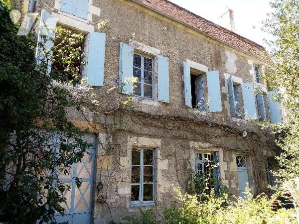 Maison de caractère centre bourg, dix pièces, jardin, dépendances.