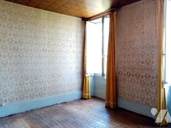 Maison de caractère centre bourg, dix pièces, jardin, dépendances.