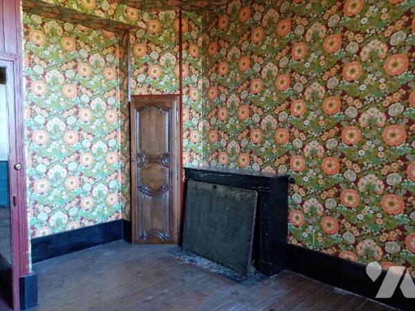 Maison de caractère centre bourg, dix pièces, jardin, dépendances.