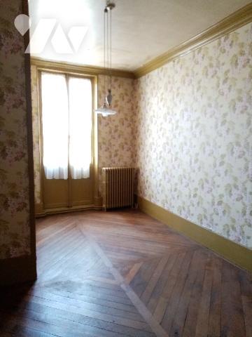 Maison de caractère centre bourg, dix pièces, jardin, dépendances.