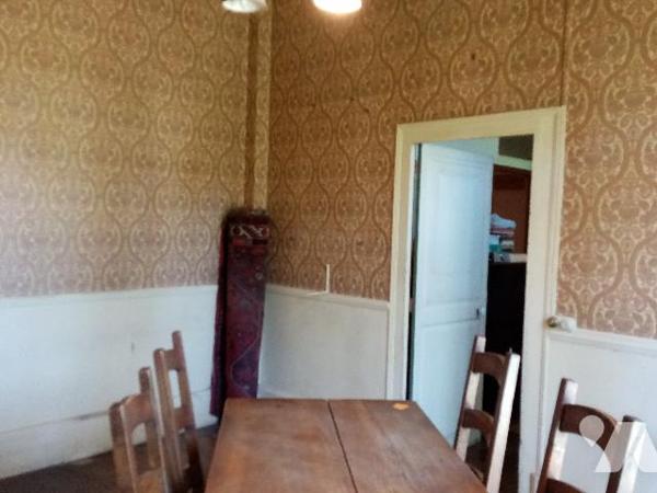 Maison de caractère centre bourg, dix pièces, jardin, dépendances.