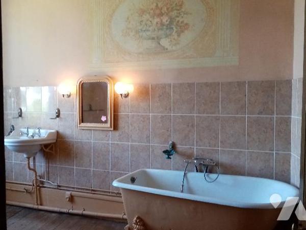 Maison de caractère centre bourg, dix pièces, jardin, dépendances.