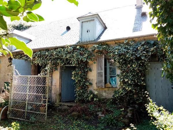 Maison de caractère centre bourg, dix pièces, jardin, dépendances.