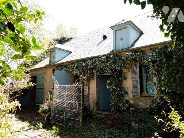 Maison de caractère centre bourg, dix pièces, jardin, dépendances.