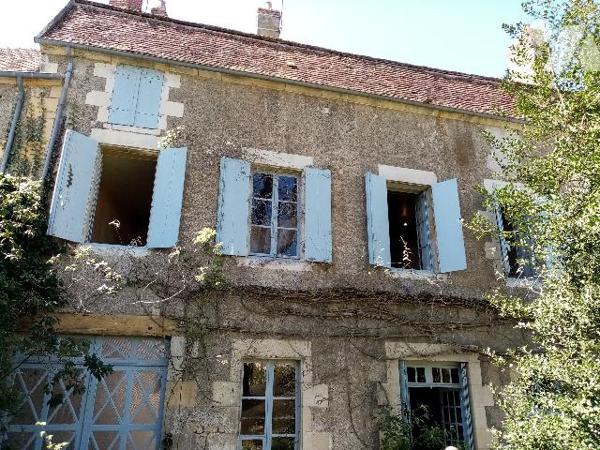 Maison de caractère centre bourg, dix pièces, jardin, dépendances.