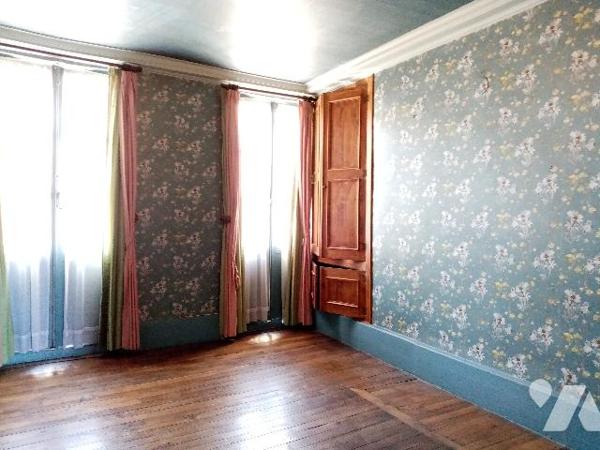 Maison de caractère centre bourg, dix pièces, jardin, dépendances.