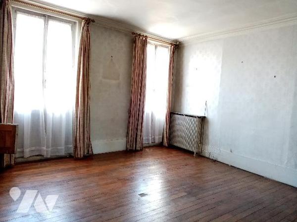 Maison de caractère centre bourg, dix pièces, jardin, dépendances.