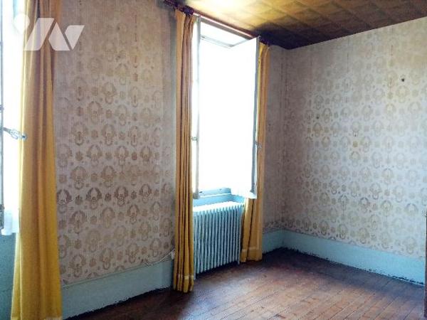 Maison de caractère centre bourg, dix pièces, jardin, dépendances.