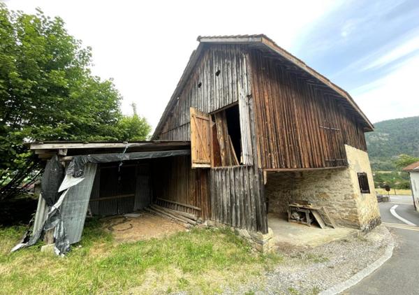 Maisons de village avec granges dépendances à rénover