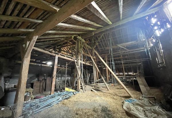 Maisons de village avec granges dépendances à rénover