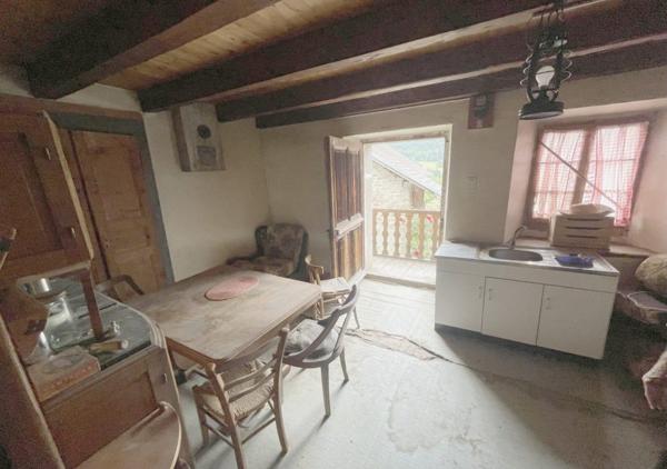 Maisons de village avec granges dépendances à rénover