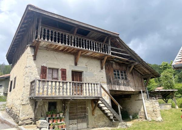 Maisons de village avec granges dépendances à rénover