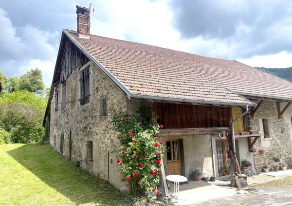 Maisons de village avec granges dépendances à rénover