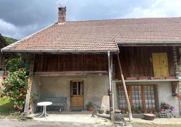 Maisons de village avec granges dépendances à rénover