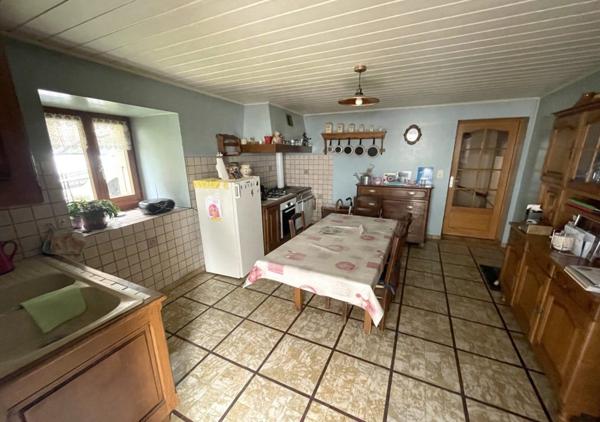 Maisons de village avec granges dépendances à rénover