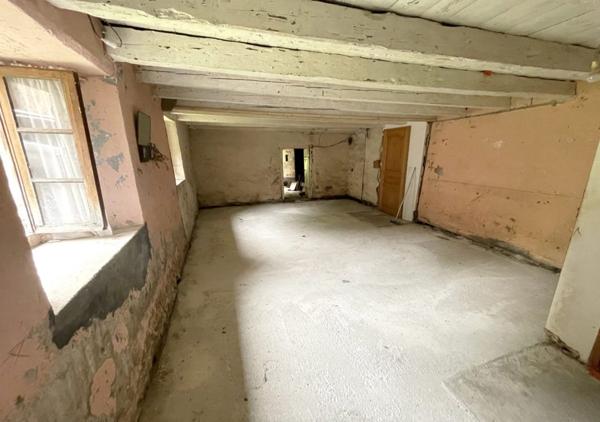 Maisons de village avec granges dépendances à rénover