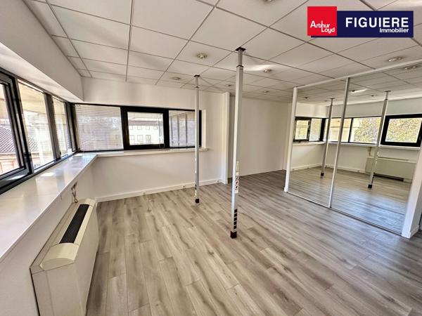 BUREAUX À LOUER EN CENTRE-VILLE AVEC PARKING