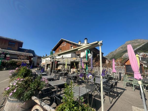 Deux Alpes – Local commercial + logements face aux pistes, permis d’agrandissement valide
