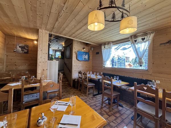 Deux Alpes – Local commercial + logements face aux pistes, permis d’agrandissement valide