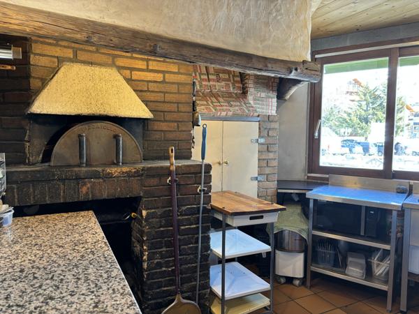 Deux Alpes – Local commercial + logements face aux pistes, permis d’agrandissement valide
