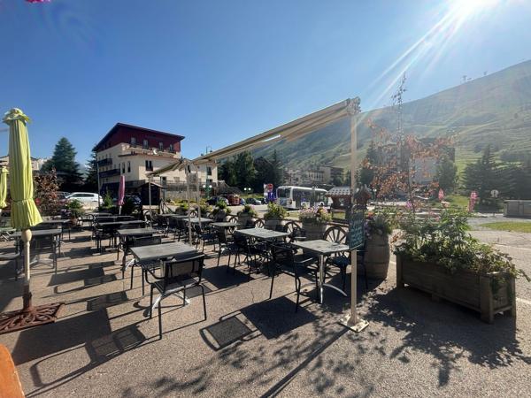 Deux Alpes – Local commercial + logements face aux pistes, permis d’agrandissement valide