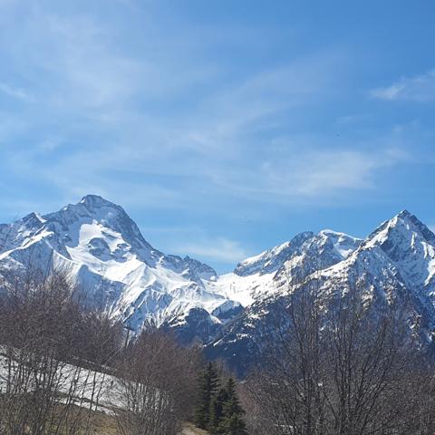 Deux Alpes – Local commercial + logements face aux pistes, permis d’agrandissement valide