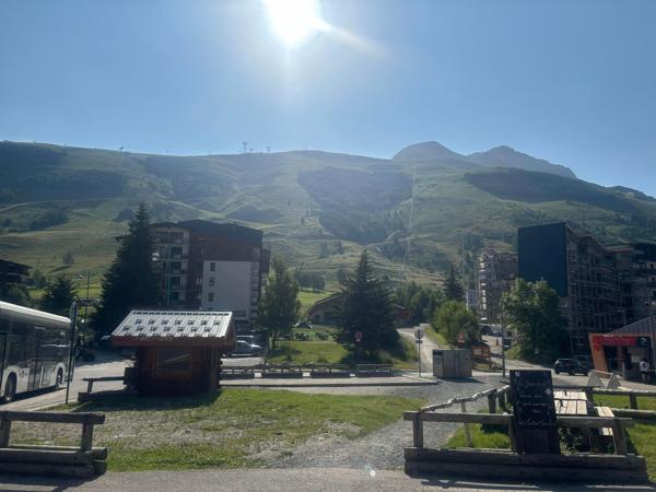 Deux Alpes – Local commercial + logements face aux pistes, permis d’agrandissement valide