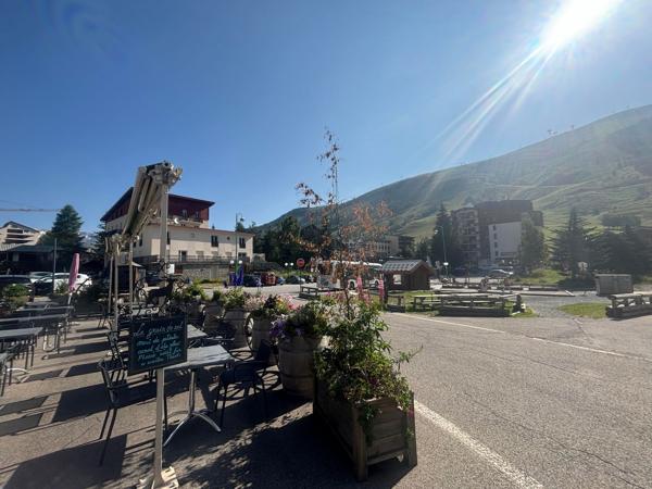 Deux Alpes – Local commercial + logements face aux pistes, permis d’agrandissement valide