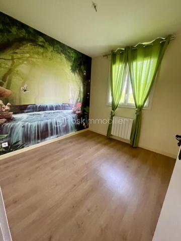 Vous recherchez une maison de plain-pied familiale,  lumineuse dans un environnement privilégié ? Découvrez cette maison 4 chambres de 108 m², idéale pour une résidence principale confortable.

✨ Description du bien :

Cette maison de plain-pied de 108 m² propose une grande pièce de vie lumineuse, parfaite pour partager des moments conviviaux. La cuisine fonctionnelle s’intègre harmonieusement à l’espace de vie.
L’espace nuit se compose de 4 chambres, dont une suite parentale avec dressing et salle de douche, offrant confort et intimité. Une salle de bain indépendante complète l’ensemble.

🚗 Extérieur et annexes :

Implantée sur un terrain arboré de 600 m², cette maison offre un cadre agréable, idéal pour profiter du calme et de la nature.

Un garage de 14 m² vient compléter ce bien.

🌿 Les atouts :

Maison de plain-pied moderne
4 chambres (dont suite parentale avec dressing)
Salle de bain + salle d’eau
Terrain 600 m² arboré et au calme
Garage
Quartier résidentiel recherché
Idéal famille / résidence principale


📍 Localisation idéale : proche commodités, écoles, transports, dans un environnement calme et prisé.

📞 Contactez-nous dès maintenant pour plus d’informations ou organiser une visite.

➡️ Opportunité rare – maison plain-pied 4 chambres avec jardin dans quartier recherché