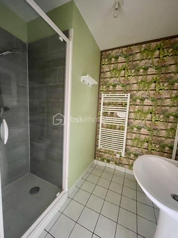 Vous recherchez une maison de plain-pied familiale,  lumineuse dans un environnement privilégié ? Découvrez cette maison 4 chambres de 108 m², idéale pour une résidence principale confortable.

✨ Description du bien :

Cette maison de plain-pied de 108 m² propose une grande pièce de vie lumineuse, parfaite pour partager des moments conviviaux. La cuisine fonctionnelle s’intègre harmonieusement à l’espace de vie.
L’espace nuit se compose de 4 chambres, dont une suite parentale avec dressing et salle de douche, offrant confort et intimité. Une salle de bain indépendante complète l’ensemble.

🚗 Extérieur et annexes :

Implantée sur un terrain arboré de 600 m², cette maison offre un cadre agréable, idéal pour profiter du calme et de la nature.

Un garage de 14 m² vient compléter ce bien.

🌿 Les atouts :

Maison de plain-pied moderne
4 chambres (dont suite parentale avec dressing)
Salle de bain + salle d’eau
Terrain 600 m² arboré et au calme
Garage
Quartier résidentiel recherché
Idéal famille / résidence principale


📍 Localisation idéale : proche commodités, écoles, transports, dans un environnement calme et prisé.

📞 Contactez-nous dès maintenant pour plus d’informations ou organiser une visite.

➡️ Opportunité rare – maison plain-pied 4 chambres avec jardin dans quartier recherché