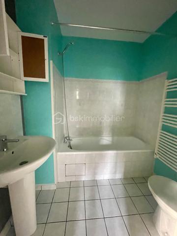 Vous recherchez une maison de plain-pied familiale,  lumineuse dans un environnement privilégié ? Découvrez cette maison 4 chambres de 108 m², idéale pour une résidence principale confortable.

✨ Description du bien :

Cette maison de plain-pied de 108 m² propose une grande pièce de vie lumineuse, parfaite pour partager des moments conviviaux. La cuisine fonctionnelle s’intègre harmonieusement à l’espace de vie.
L’espace nuit se compose de 4 chambres, dont une suite parentale avec dressing et salle de douche, offrant confort et intimité. Une salle de bain indépendante complète l’ensemble.

🚗 Extérieur et annexes :

Implantée sur un terrain arboré de 600 m², cette maison offre un cadre agréable, idéal pour profiter du calme et de la nature.

Un garage de 14 m² vient compléter ce bien.

🌿 Les atouts :

Maison de plain-pied moderne
4 chambres (dont suite parentale avec dressing)
Salle de bain + salle d’eau
Terrain 600 m² arboré et au calme
Garage
Quartier résidentiel recherché
Idéal famille / résidence principale


📍 Localisation idéale : proche commodités, écoles, transports, dans un environnement calme et prisé.

📞 Contactez-nous dès maintenant pour plus d’informations ou organiser une visite.

➡️ Opportunité rare – maison plain-pied 4 chambres avec jardin dans quartier recherché