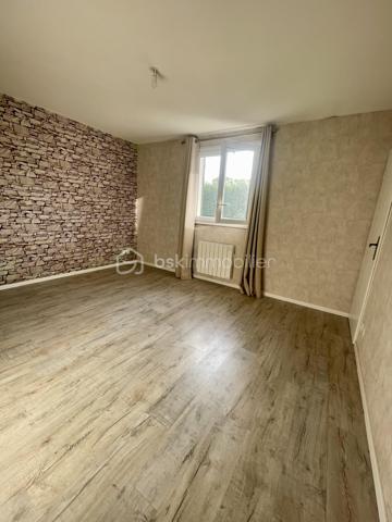 Vous recherchez une maison de plain-pied familiale,  lumineuse dans un environnement privilégié ? Découvrez cette maison 4 chambres de 108 m², idéale pour une résidence principale confortable.

✨ Description du bien :

Cette maison de plain-pied de 108 m² propose une grande pièce de vie lumineuse, parfaite pour partager des moments conviviaux. La cuisine fonctionnelle s’intègre harmonieusement à l’espace de vie.
L’espace nuit se compose de 4 chambres, dont une suite parentale avec dressing et salle de douche, offrant confort et intimité. Une salle de bain indépendante complète l’ensemble.

🚗 Extérieur et annexes :

Implantée sur un terrain arboré de 600 m², cette maison offre un cadre agréable, idéal pour profiter du calme et de la nature.

Un garage de 14 m² vient compléter ce bien.

🌿 Les atouts :

Maison de plain-pied moderne
4 chambres (dont suite parentale avec dressing)
Salle de bain + salle d’eau
Terrain 600 m² arboré et au calme
Garage
Quartier résidentiel recherché
Idéal famille / résidence principale


📍 Localisation idéale : proche commodités, écoles, transports, dans un environnement calme et prisé.

📞 Contactez-nous dès maintenant pour plus d’informations ou organiser une visite.

➡️ Opportunité rare – maison plain-pied 4 chambres avec jardin dans quartier recherché