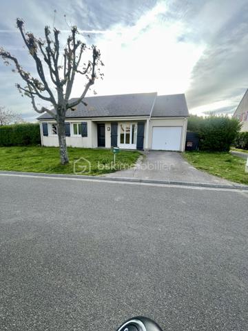 Vous recherchez une maison de plain-pied familiale,  lumineuse dans un environnement privilégié ? Découvrez cette maison 4 chambres de 108 m², idéale pour une résidence principale confortable.

✨ Description du bien :

Cette maison de plain-pied de 108 m² propose une grande pièce de vie lumineuse, parfaite pour partager des moments conviviaux. La cuisine fonctionnelle s’intègre harmonieusement à l’espace de vie.
L’espace nuit se compose de 4 chambres, dont une suite parentale avec dressing et salle de douche, offrant confort et intimité. Une salle de bain indépendante complète l’ensemble.

🚗 Extérieur et annexes :

Implantée sur un terrain arboré de 600 m², cette maison offre un cadre agréable, idéal pour profiter du calme et de la nature.

Un garage de 14 m² vient compléter ce bien.

🌿 Les atouts :

Maison de plain-pied moderne
4 chambres (dont suite parentale avec dressing)
Salle de bain + salle d’eau
Terrain 600 m² arboré et au calme
Garage
Quartier résidentiel recherché
Idéal famille / résidence principale


📍 Localisation idéale : proche commodités, écoles, transports, dans un environnement calme et prisé.

📞 Contactez-nous dès maintenant pour plus d’informations ou organiser une visite.

➡️ Opportunité rare – maison plain-pied 4 chambres avec jardin dans quartier recherché