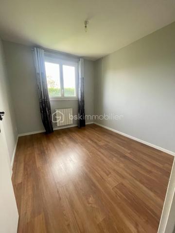 Vous recherchez une maison de plain-pied familiale,  lumineuse dans un environnement privilégié ? Découvrez cette maison 4 chambres de 108 m², idéale pour une résidence principale confortable.

✨ Description du bien :

Cette maison de plain-pied de 108 m² propose une grande pièce de vie lumineuse, parfaite pour partager des moments conviviaux. La cuisine fonctionnelle s’intègre harmonieusement à l’espace de vie.
L’espace nuit se compose de 4 chambres, dont une suite parentale avec dressing et salle de douche, offrant confort et intimité. Une salle de bain indépendante complète l’ensemble.

🚗 Extérieur et annexes :

Implantée sur un terrain arboré de 600 m², cette maison offre un cadre agréable, idéal pour profiter du calme et de la nature.

Un garage de 14 m² vient compléter ce bien.

🌿 Les atouts :

Maison de plain-pied moderne
4 chambres (dont suite parentale avec dressing)
Salle de bain + salle d’eau
Terrain 600 m² arboré et au calme
Garage
Quartier résidentiel recherché
Idéal famille / résidence principale


📍 Localisation idéale : proche commodités, écoles, transports, dans un environnement calme et prisé.

📞 Contactez-nous dès maintenant pour plus d’informations ou organiser une visite.

➡️ Opportunité rare – maison plain-pied 4 chambres avec jardin dans quartier recherché