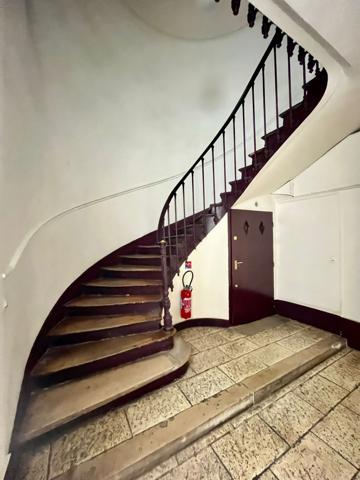 75002 Paris, Loft avec Cachet au Cœur du Sentier – Opportunité Commerciale Exceptionnelle