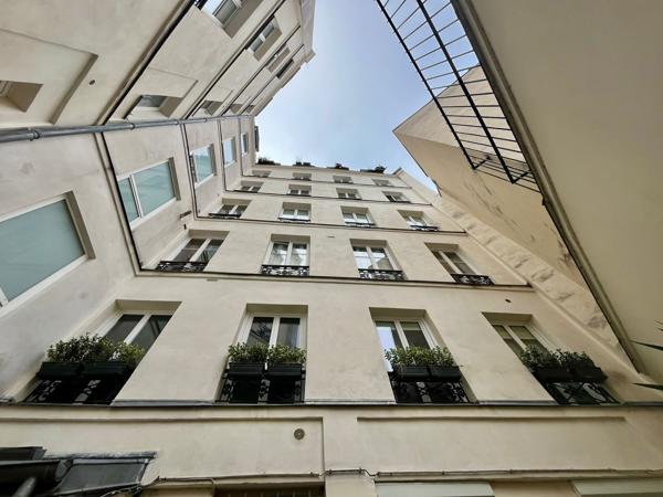 75002 Paris, Loft avec Cachet au Cœur du Sentier – Opportunité Commerciale Exceptionnelle