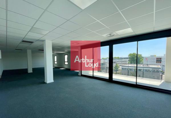 Bureaux à louer à Nîmes dans parc tertiaire avec parking et accessibilité