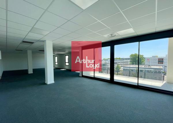 Bureaux à louer à Nîmes dans parc tertiaire avec parking et accessibilité