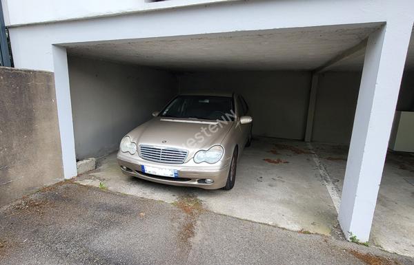 Nantes Facultés / Recteur Schmitt : En vente ! Appartement T4 DPE D, 3 chambres, 74m², parking couvert boxable et cave. A 100m du tram ligne 2. Petits commerces à pied !