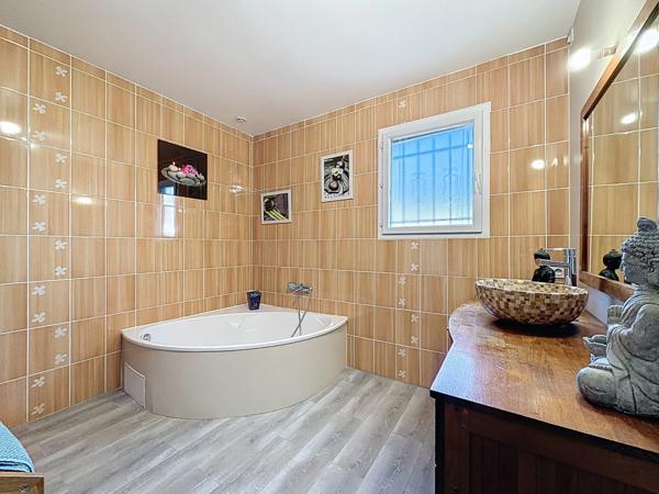 CLERMONT L'HERAULT (34)-Maison à vendre 6 pièces - 173,6 m2 habitables (197 m2 au sol) - Terrain arboré et clos avec piscine de 960 m2 - Garage double - Dépendance de 42 m2 au sol