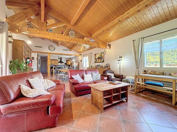 CLERMONT L'HERAULT (34)-Maison à vendre 6 pièces - 173,6 m2 habitables (197 m2 au sol) - Terrain arboré et clos avec piscine de 960 m2 - Garage double - Dépendance de 42 m2 au sol