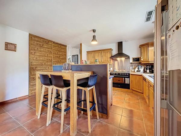 CLERMONT L'HERAULT (34)-Maison à vendre 6 pièces - 173,6 m2 habitables (197 m2 au sol) - Terrain arboré et clos avec piscine de 960 m2 - Garage double - Dépendance de 42 m2 au sol